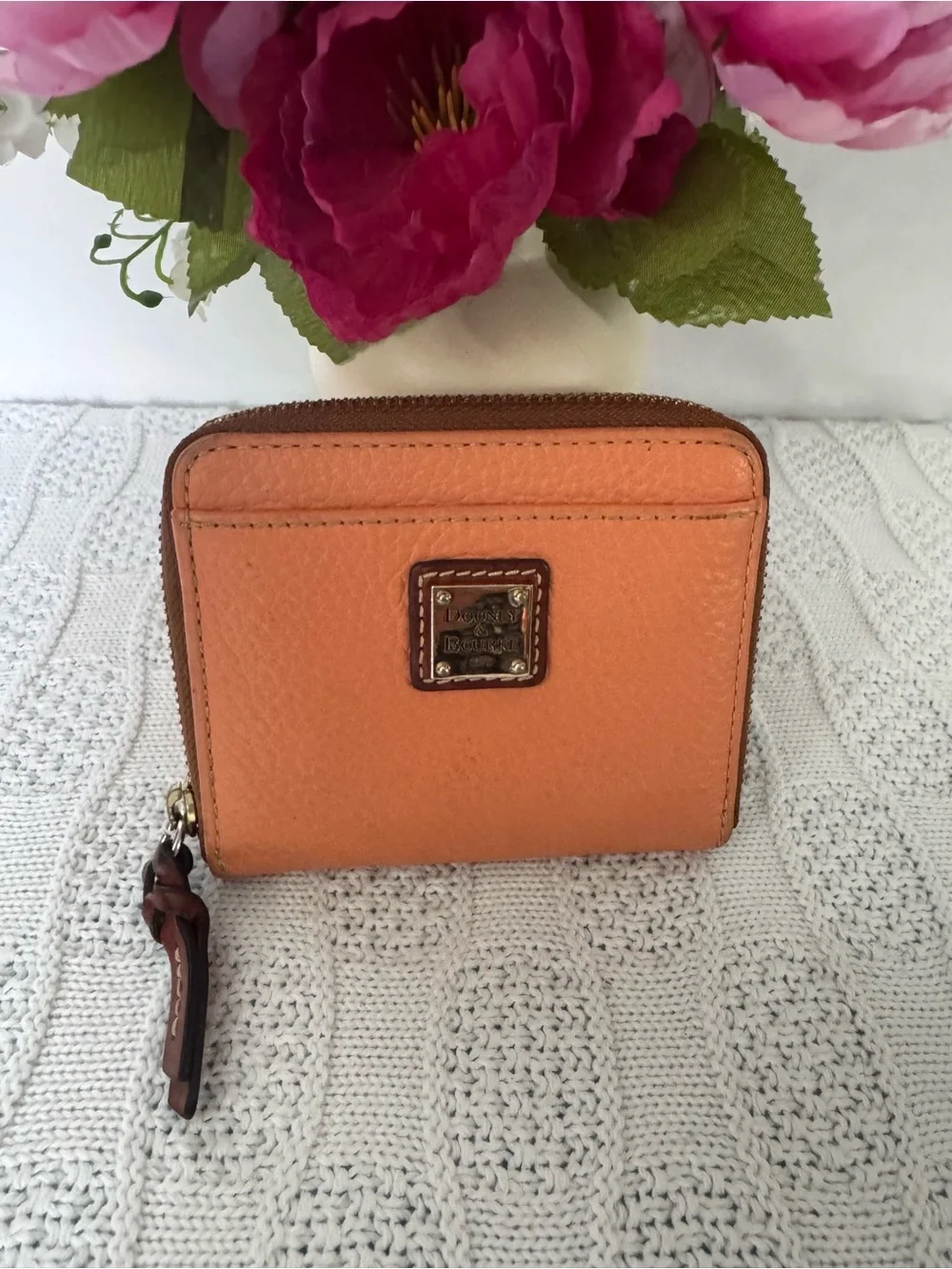 Dooney & Bourke EUC pebbled leather zip wallet